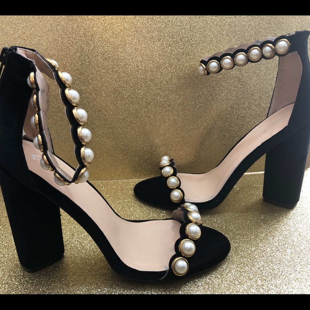 Black velvet heels with pearls